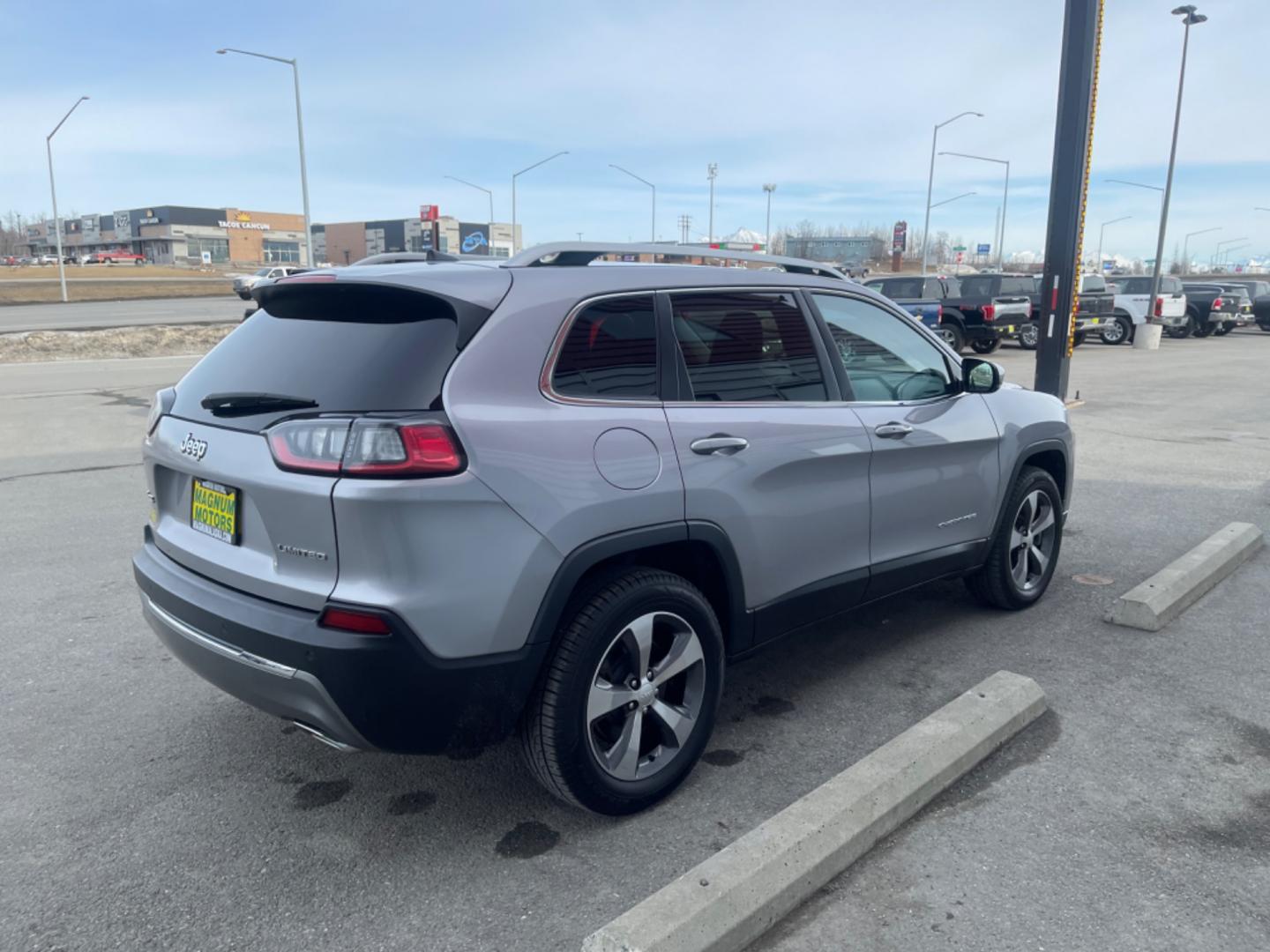 2020 Silver /black leather Jeep Cherokee limited (1C4PJMDX1LD) with an 3.2 v6 engine, 9a transmission, located at 1960 Industrial Drive, Wasilla, 99654, (907) 274-2277, 61.573475, -149.400146 - Photo#4